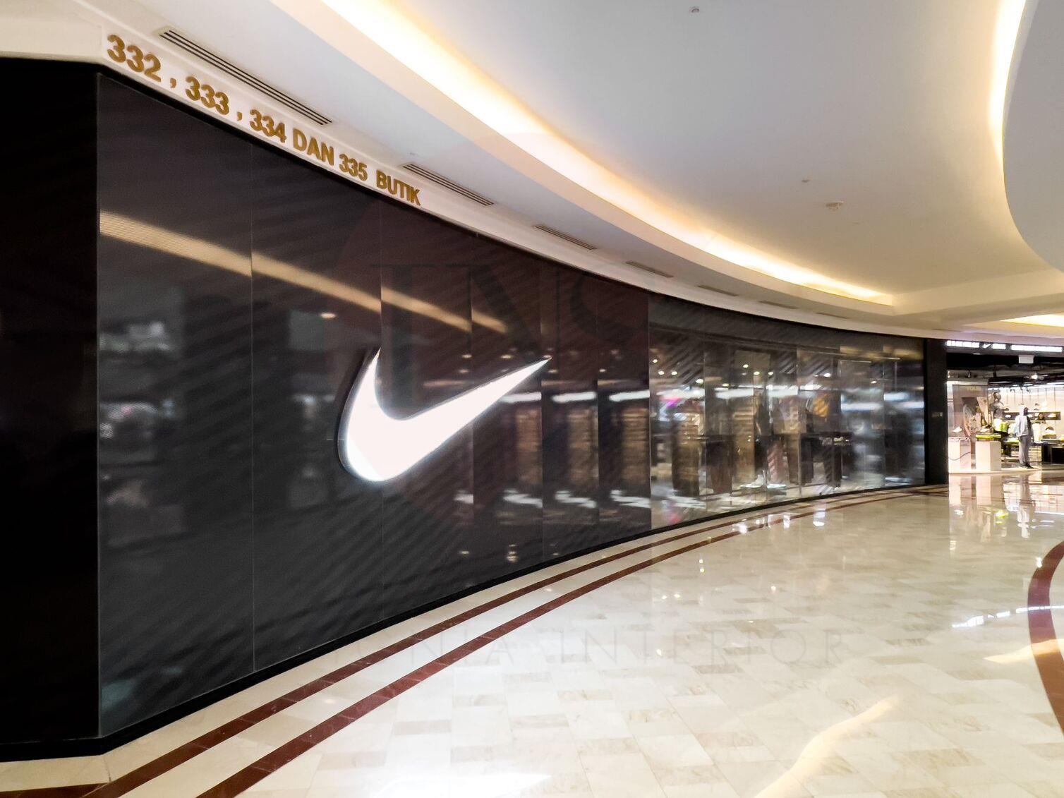 R03 - NIKE KLCC
